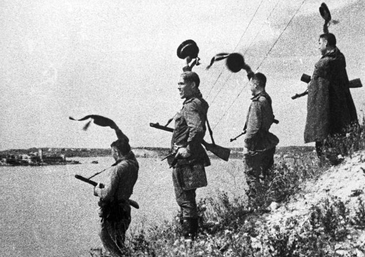 Моряки на Корабельной стороне освобожденного Севастополя. 1944 г. 