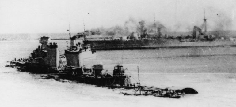 Буксировка поднятого на понтонах лидера «Ташкент» в порт Николаев для последующей разделки корабля на металлолом. 1944 г. 