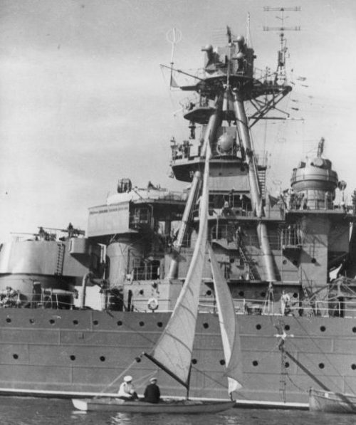 Крейсер «Ворошилов» на якоре в Севастопольской бухте. 1945 г.