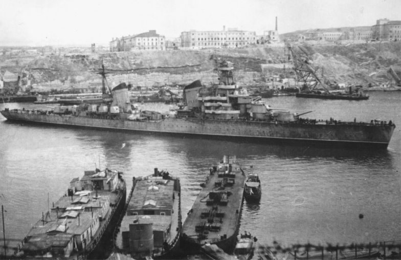 Крейсер «Ворошилов» на якоре в Севастопольской бухте. 1945 г. 
