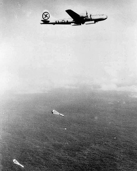 B-29 сбрасывает морские мины над японскими водами. 