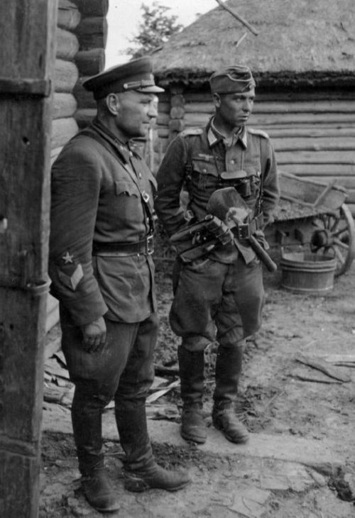 Командир 21 стрелкового корпуса генерал-майор Дмитрий Закутный вскоре после сдачи в плен. В будущем станет ответственным за вербовку добровольцев в РОА. Июль 1941 г.
