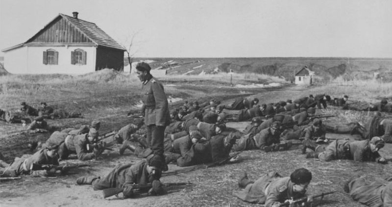 Солдаты «восточных» частей Вермахта на занятиях по боевой подготовке на улице деревни. 1942 г.