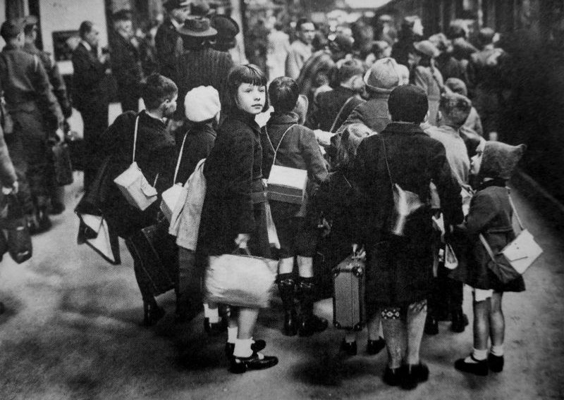 Группа детей на вокзале в Лондоне перед отправкой в эвакуацию. 1939 г. 