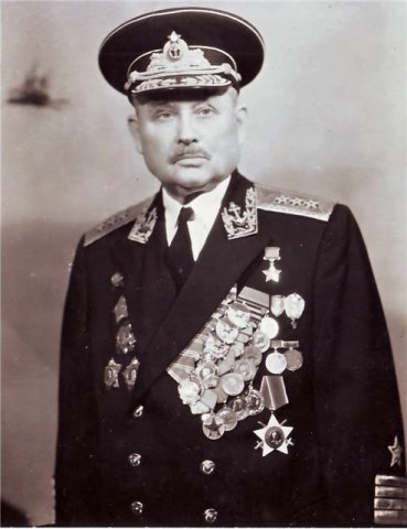 Командующий Черноморским флотом – адмирал Ф. С. Октябрьский. 