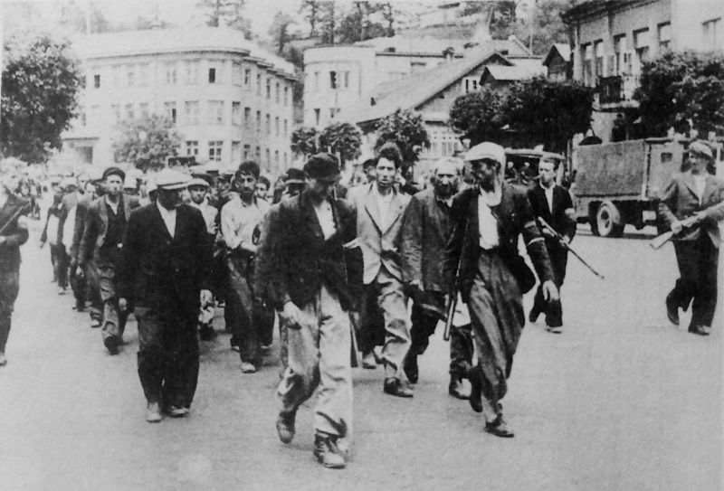 Литовские полицейские конвоируют евреев по Каунасу. Июль 1941 г. 