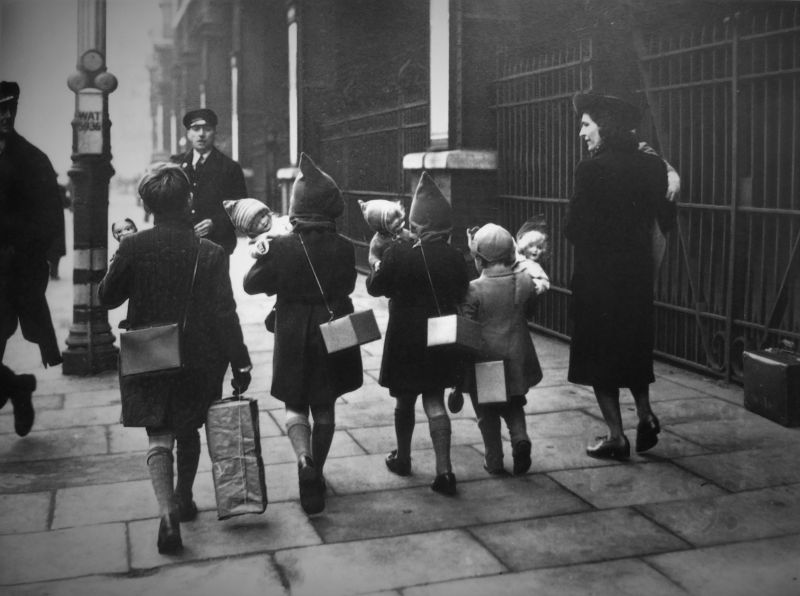 Дети с противогазами у вокзала «Ватерлоо» в Лондоне. Декабрь 1939 г. 