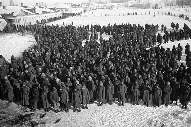 Конвоирование военнопленных под Сталинградом.