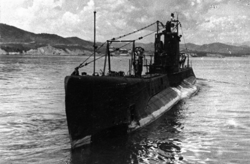 Советская подводная лодка Щ-117 отходит от причала. 1942 г.