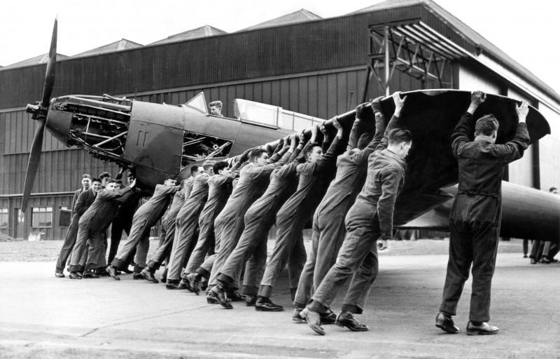 Стажеры технической школы в Кофорде перекатывают бомбардировщик Фэйри «Бэттл» в ангар. 1939 г.