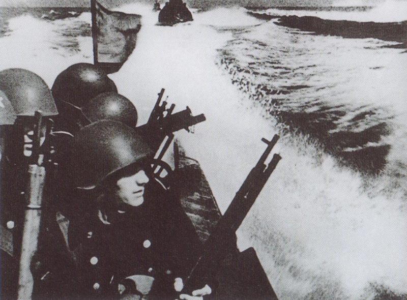 Морские пехотинцы перед высадкой на маяк Бенгтскяри. 1941 г.