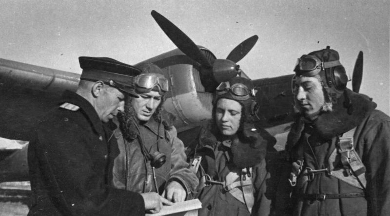 Экипаж бомбардировщика СБ-2 33-го проходит предполетный инструктаж. 1943 г.