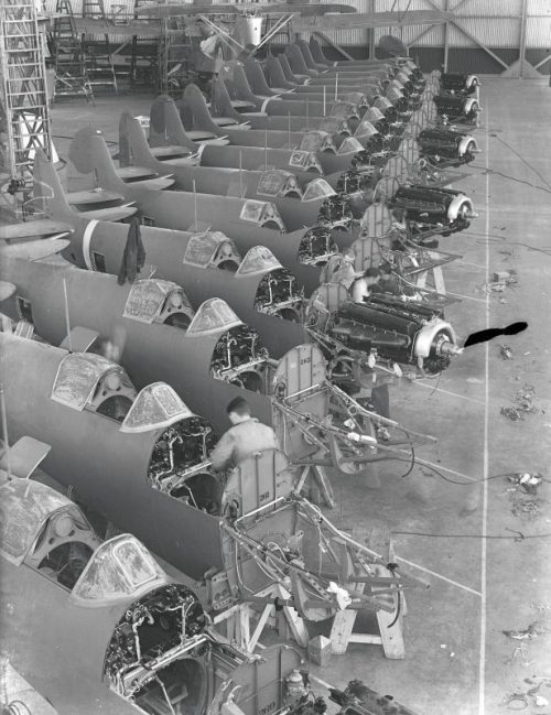 Сборочная линия истребителей «Спитфайр» на заводе в Итчене. 1939 г.