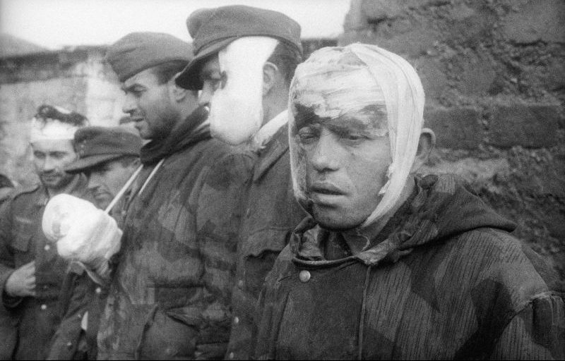 Раненые солдаты Вермахта, плененные во время боев за Севастополь, в ожидании отправки в спецгоспиталь. 