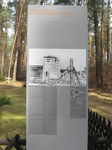 Мемориал в лесу на месте массового захоронения узников спецлагеря №7 в Ораниенбурге.