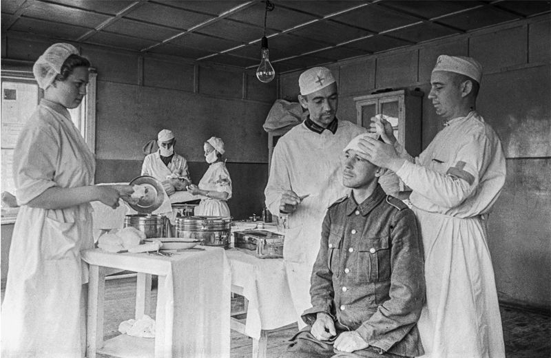 Оказание медицинской помощи солдату Вермахта в спецгоспитале.