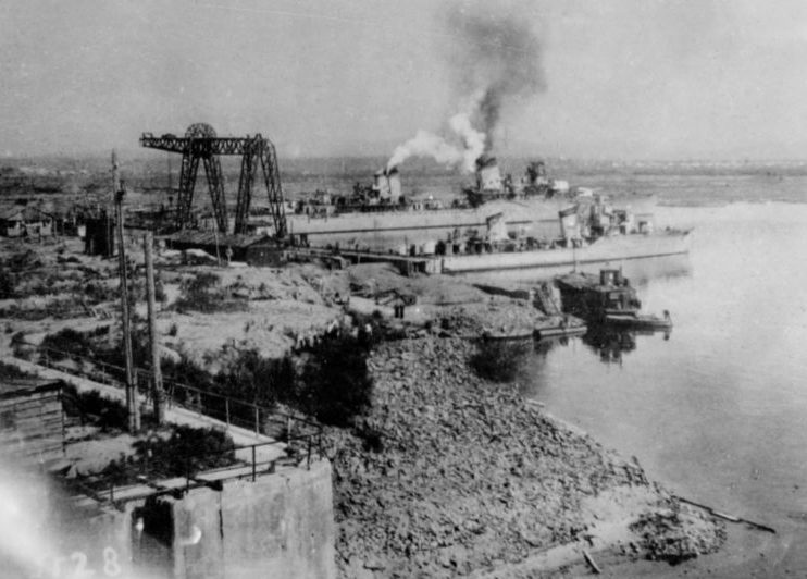 Легкий крейсер «Лазарь Каганович» и сторожевой корабль «Альбатрос» у причальной стенки судостроительного завода №199 во время достройки. 1944 г. 
