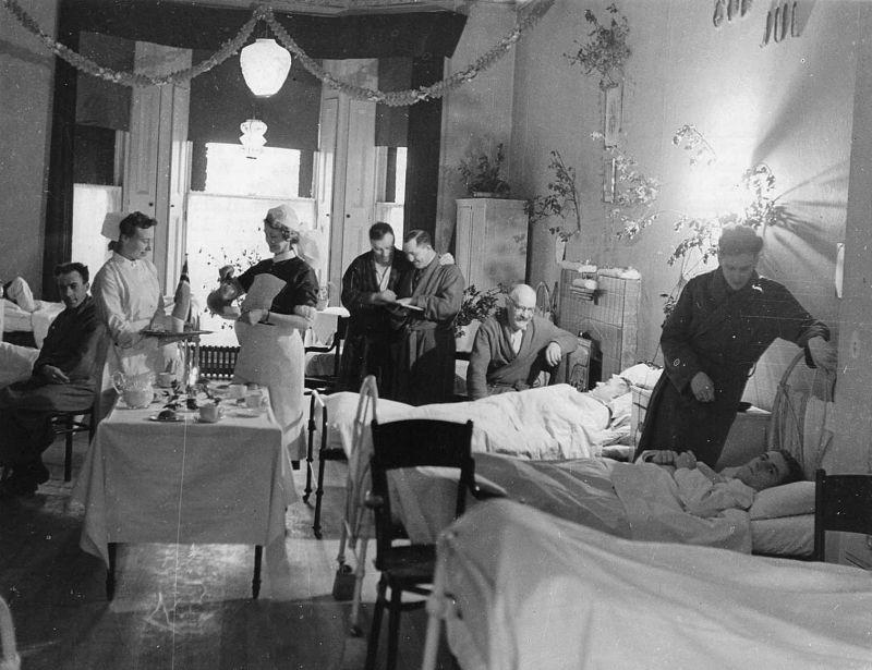 Празднование Рождества в госпитале в Лондоне. 1940 г. 