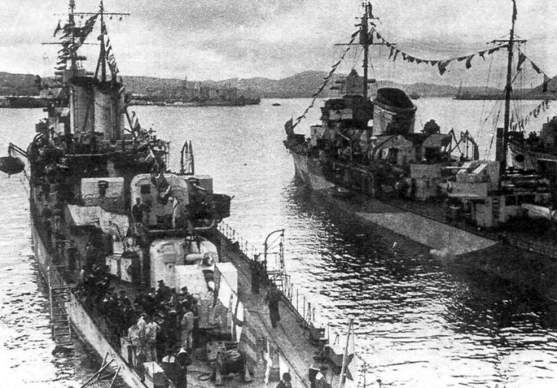 Лидер «Тбилиси» и эсминец «Рьяный». 1944 г.