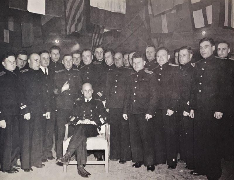 Контр-адмирал Борис Попов и советские офицеры, прибывшие в Колд-Бэй за американскими эсминцами. 1945 г. 