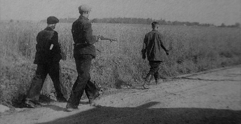 Полицаи конвоируют красноармейца. 1941 г. 