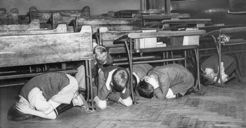 Лондонские школьники во время налета немецкой авиации. Июль 1940 г. 