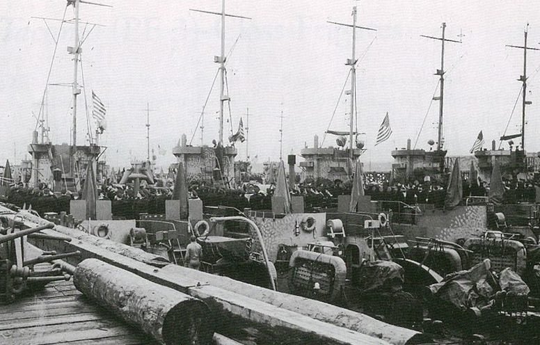 Спуск флагов ВМС США на кораблях LCI (L) для передачи СССР. 1945 г. 