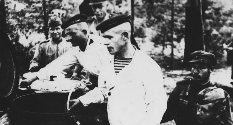 Полевая кухня 3-й бригады морской пехоты Балтийского флота на переднем крае. 1941 г.
