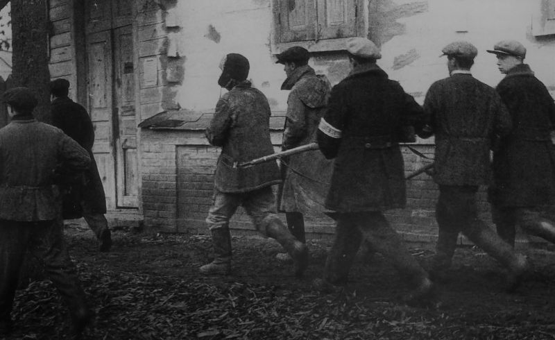 Полицаи ведут арестованных. Минск, 1941 г. 