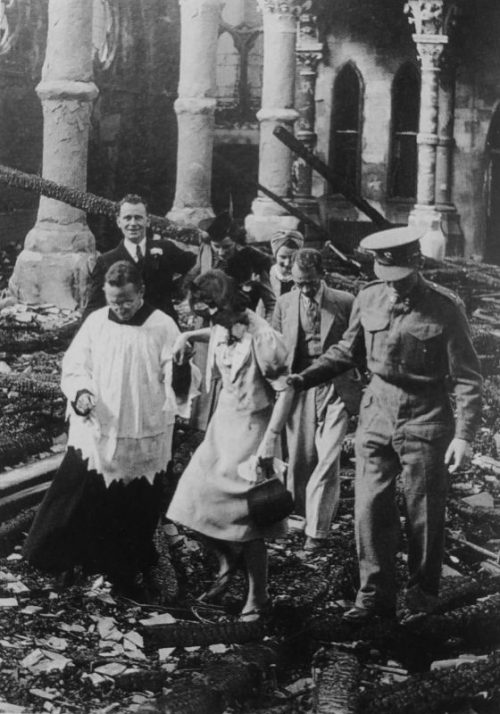 Священник на обряде венчания в разрушенной церкви в Лондоне. Сентябрь 1940 г.