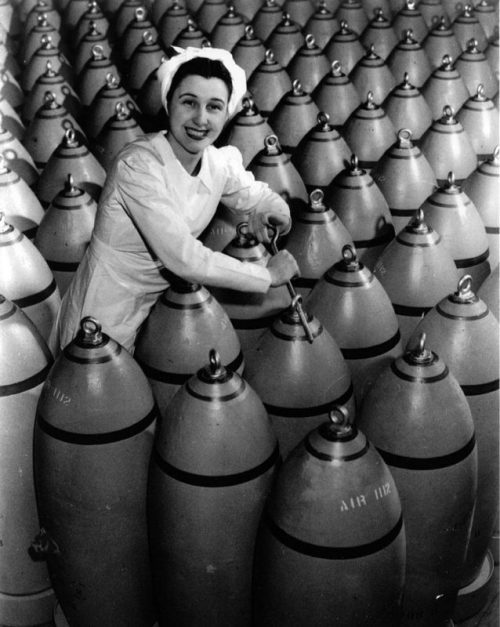 Американская девушка на сборке авиационных бомб. 1940 г.