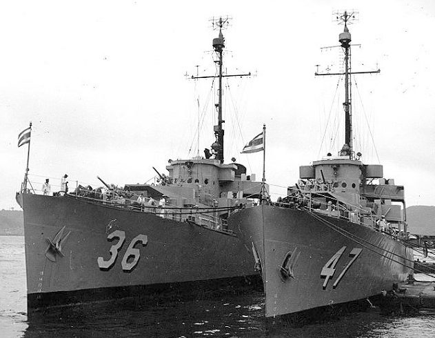 Американские патрульные фрегаты USS Glendale (PF-36) и USS Gallup (PF-47), ставшие советскими ЭK-6 и ЭK-22. 1945 г. 