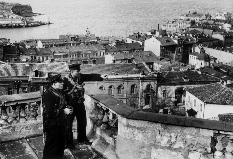 Командиры разведчиков морской пехоты на рекогносцировке в Севастополе. 1941 г. 