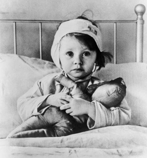 Раненая при авианалете трехлетняя лондонская девочка Эйлин Данн в госпитале. Сентябрь 1940 г.
