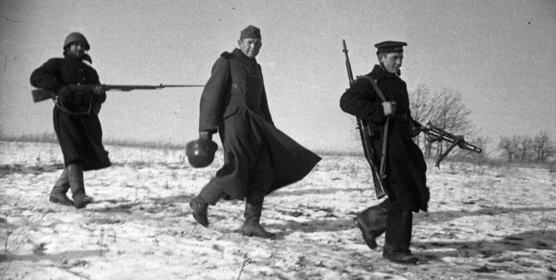 Бойцы 8-й бригады морской пехоты Черноморского флота ведут плененного немецкого пулеметчика. 1941 г.