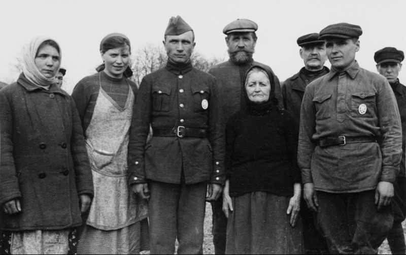 Два русских добровольца с нагрудными знаками «За участие в общих штурмовых атаках». Январь 1942 г.