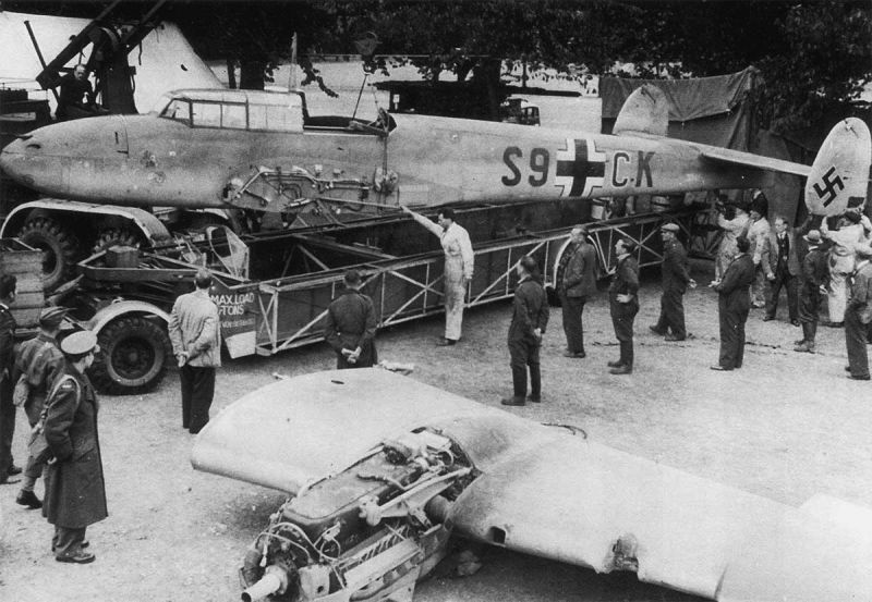 Британцы рассматривают сбитый Мессершмитт Bf.110D-0/B. Сентябрь 1940 г.