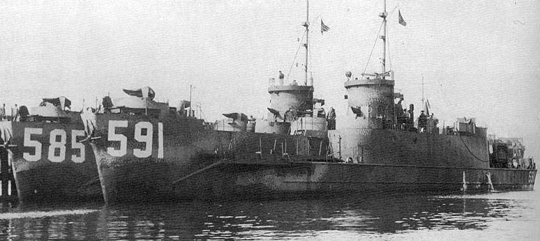 Большие пехотные десантные корабли USS LCI (L) -585 и USS LCI (L) -591, ставшие после передачи СССР ДС-45 и ДС-35 соответственно. 1945 г. 