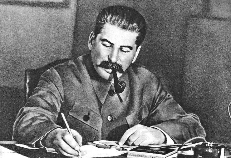 Сталин в рабочем кабинете.