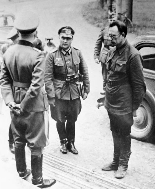 Пленный командующий 2-й ударной армией генерал-лейтенант Андрей Власов в штабе немецкой 18-й армии группы армий «Север». Июль 1942 г.