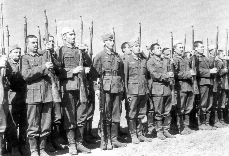 Строй солдат кавказских вспомогательных войск Вермахта. Сентябрь 1942 г. 