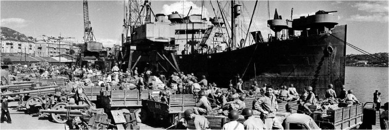 Погрузка частей 87-го стрелкового корпуса на транспортное судно в порту Владивосток. 1945 г. 