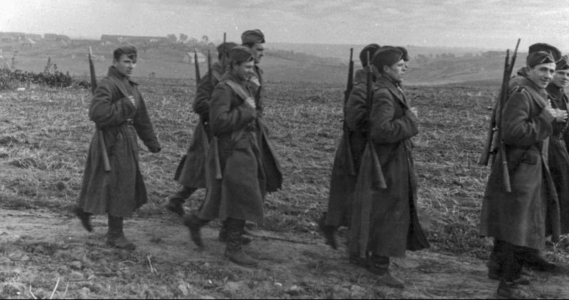 Подразделение русских добровольцев 335-го охранного батальона на марше. Ноябрь 1942 г. 