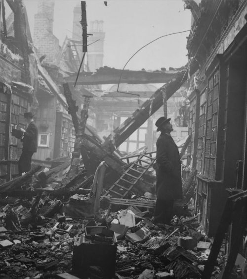Разрушенная библиотека в Лондоне. Октябрь 1940 г.