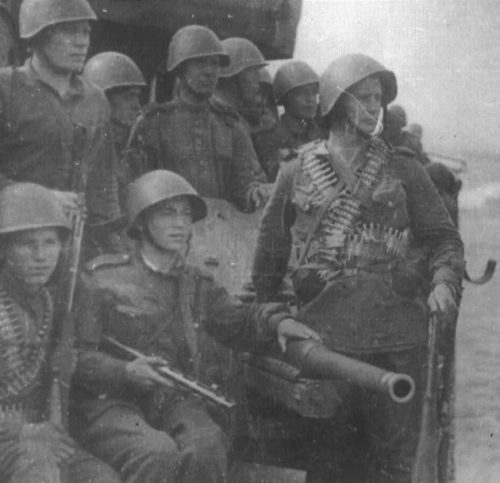 Бойцы морской пехоты перед высадкой в Сэйсине. 1945 г.
