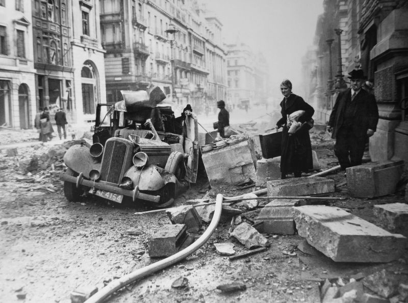 Улица Пэлл-Мэлл в Лондоне после авианалета. Октябрь 1940 г.