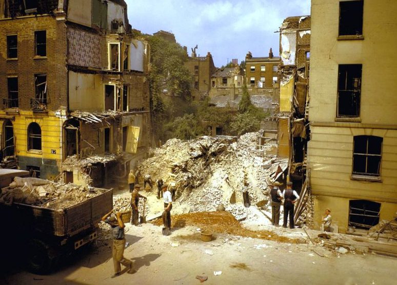 Рабочие расчищают завал в Лондоне после бомбардировки. Октябрь 1940 г.