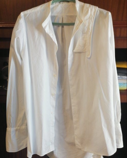 Белая рубашка с пристегивающимся воротником.