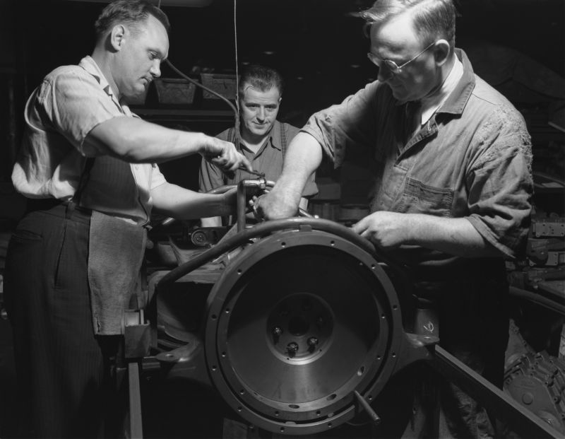 Рабочие завода «Уайт мотор компани» за выпуском бронетранспортера М2. Декабрь 1941 г. 