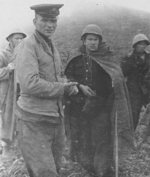 Командир батальона морской пехоты майор Тимофей Почтарев и начальник штаба батальона старший лейтенант Г.А. Мотосов на острове Шумшу. 1945 г.